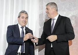 De los Mozos entrega el micrófono a Recasens el 10 de enero pasado, en el homenaje de despedida al directivo vallisoletano.