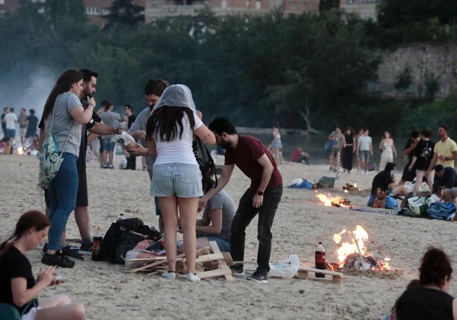 Varios grupos de jóvenes en los primeros momentos de la fiesta en la playa vallisoletana.