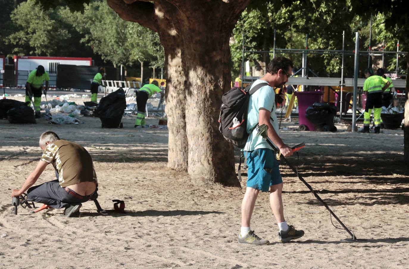 El servicio de limpieza hace horas extras en la playa de Las Moreras