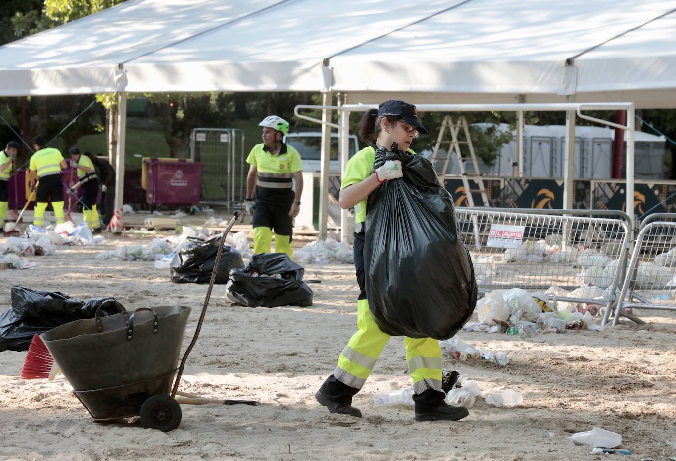 El servicio de limpieza hace horas extras en la playa de Las Moreras