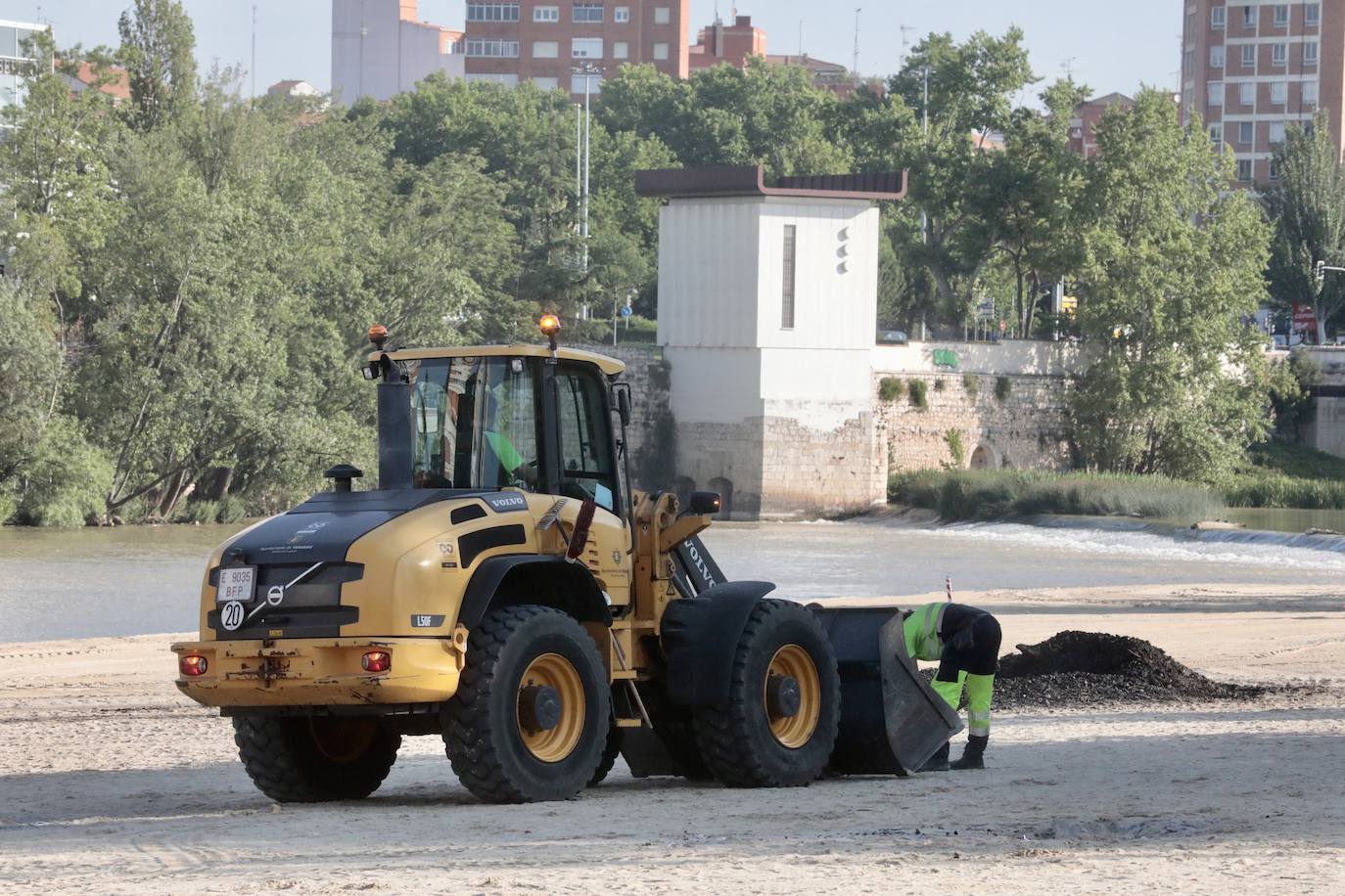 El servicio de limpieza hace horas extras en la playa de Las Moreras