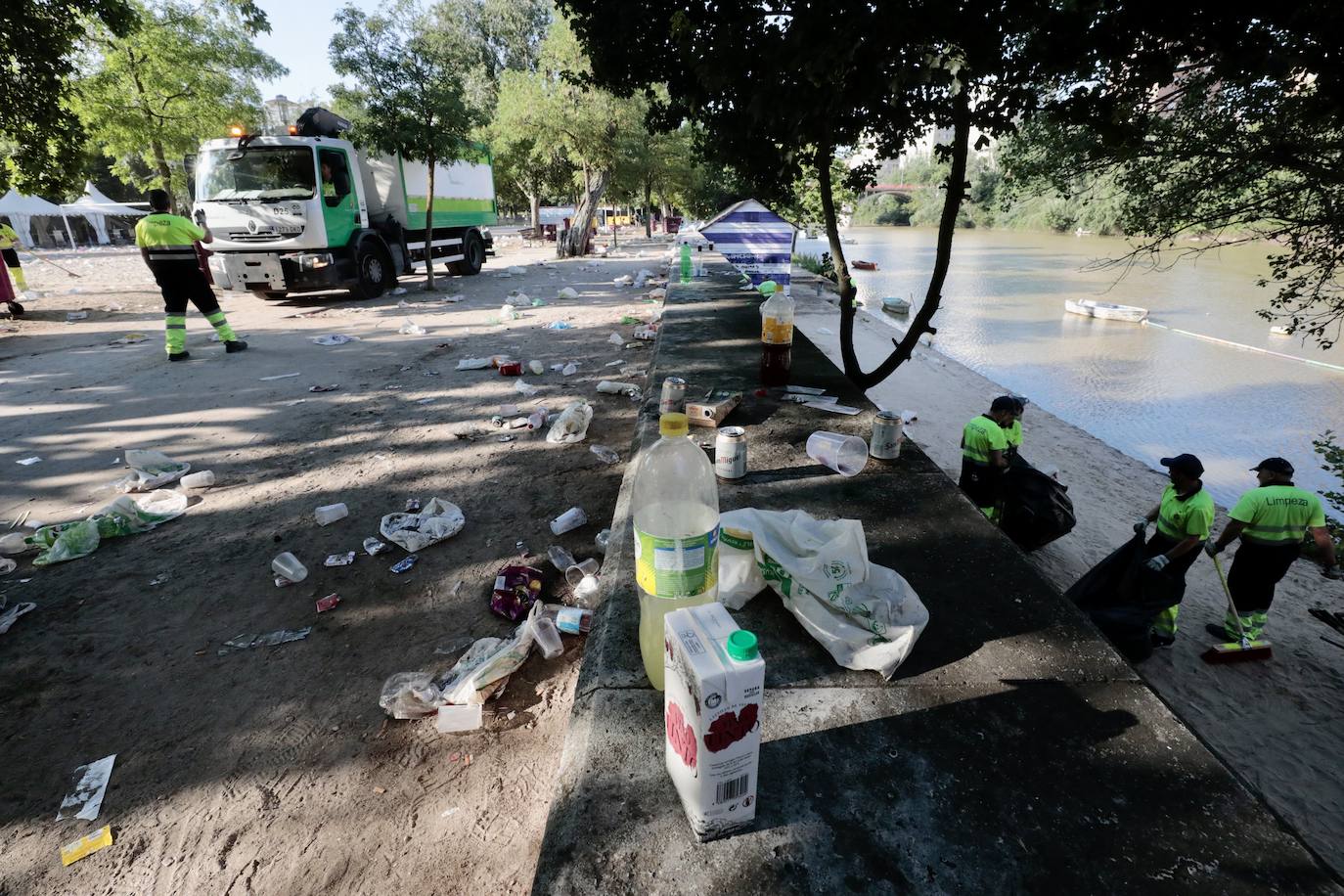 El servicio de limpieza hace horas extras en la playa de Las Moreras