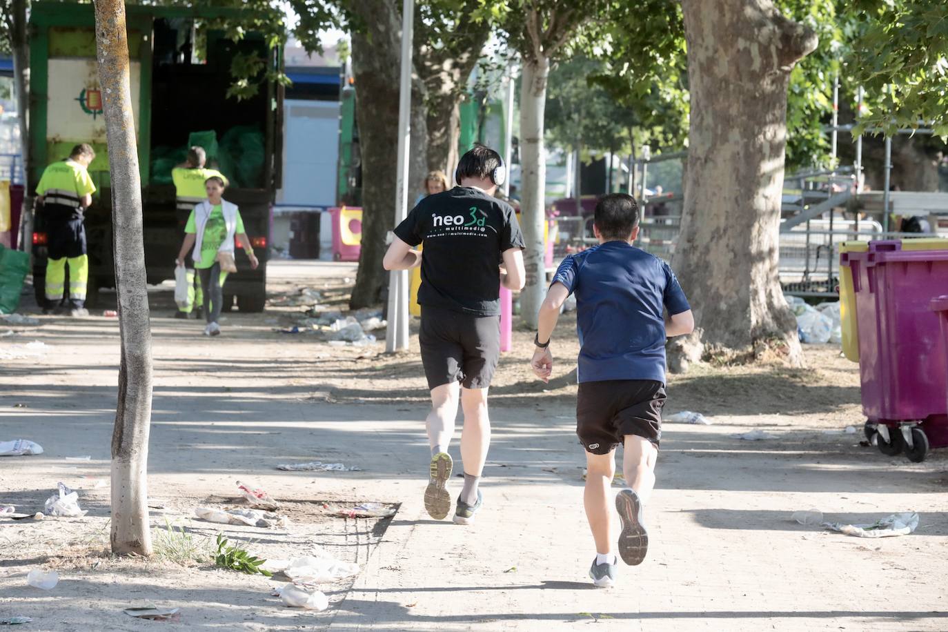 El servicio de limpieza hace horas extras en la playa de Las Moreras