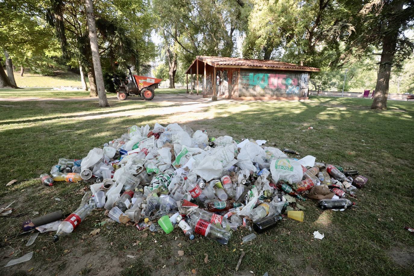 El servicio de limpieza hace horas extras en la playa de Las Moreras