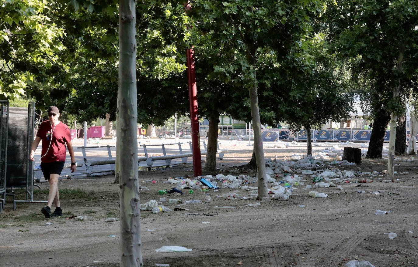 El servicio de limpieza hace horas extras en la playa de Las Moreras