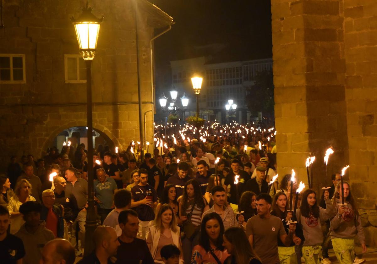 Aguilar vibra con la procesión de antorchas y la hoguera