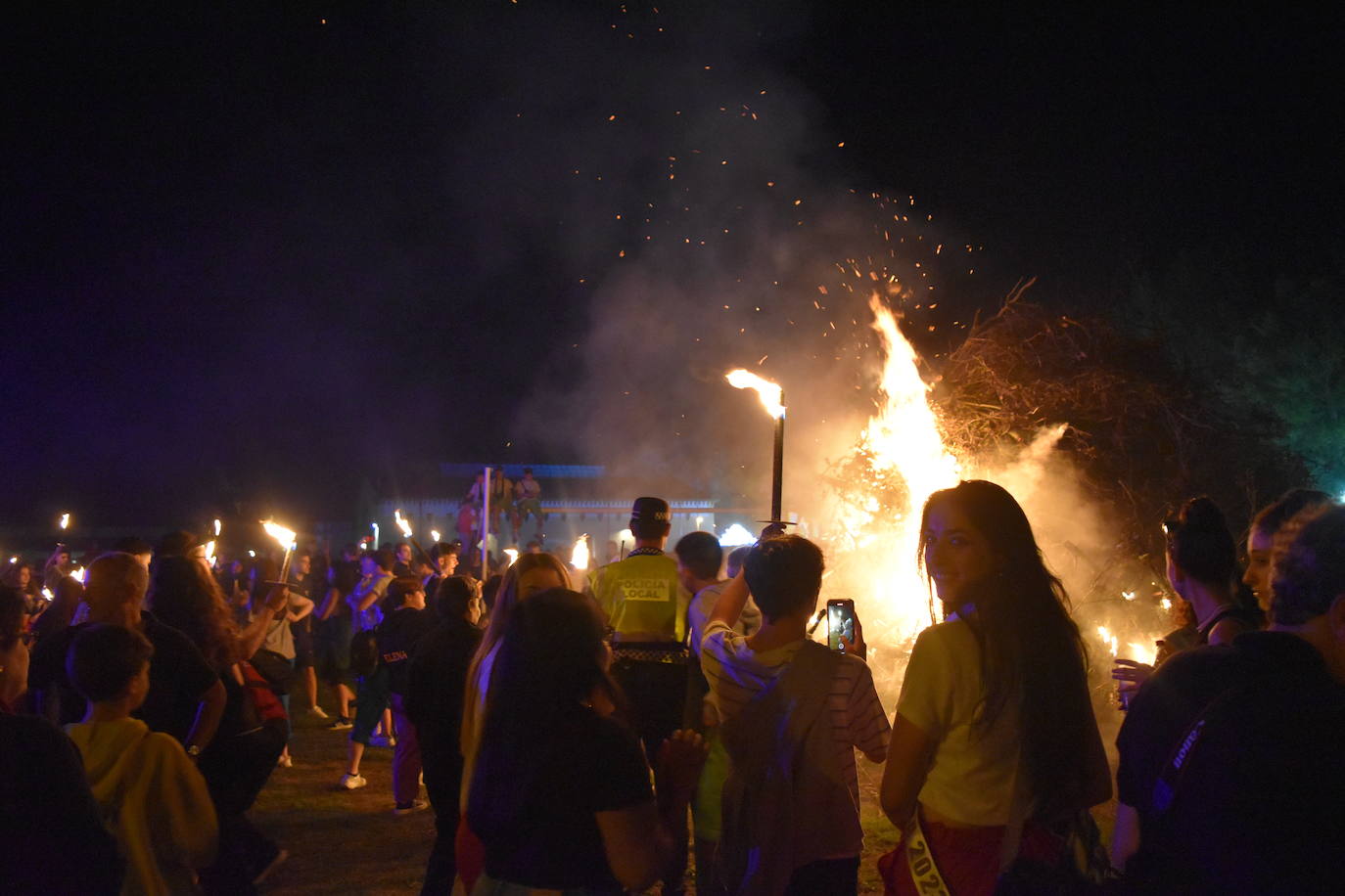 Aguilar vibra con la procesión de antorchas y la hoguera