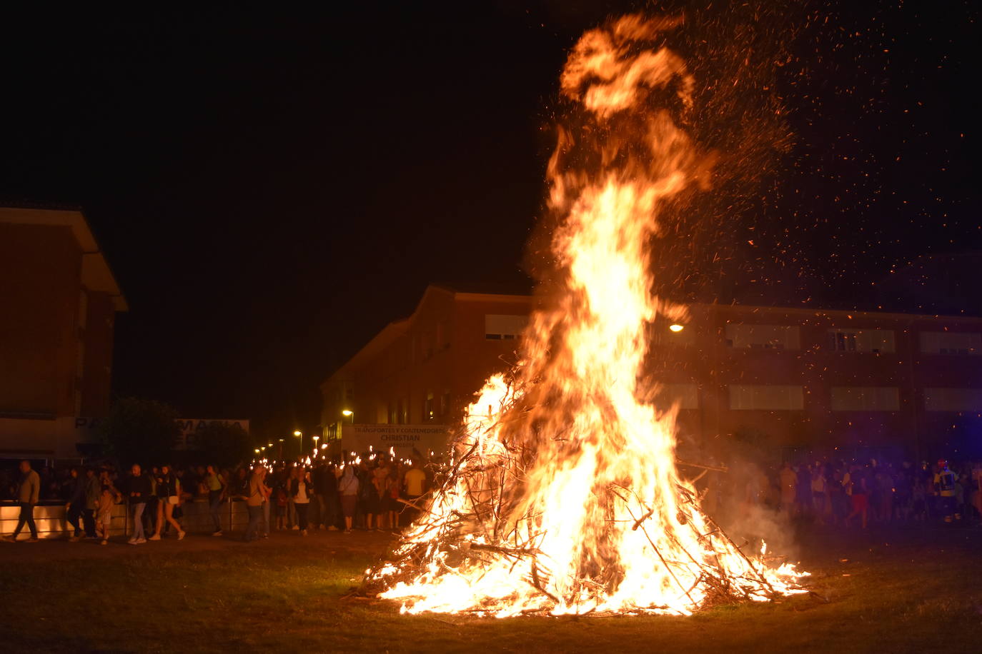 Aguilar vibra con la procesión de antorchas y la hoguera