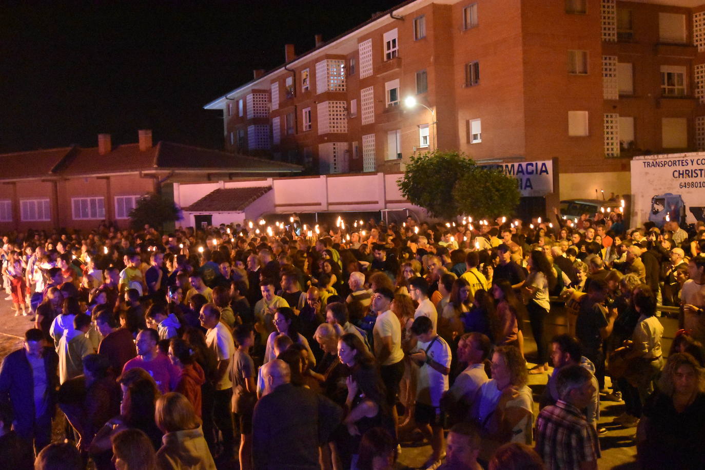 Aguilar vibra con la procesión de antorchas y la hoguera