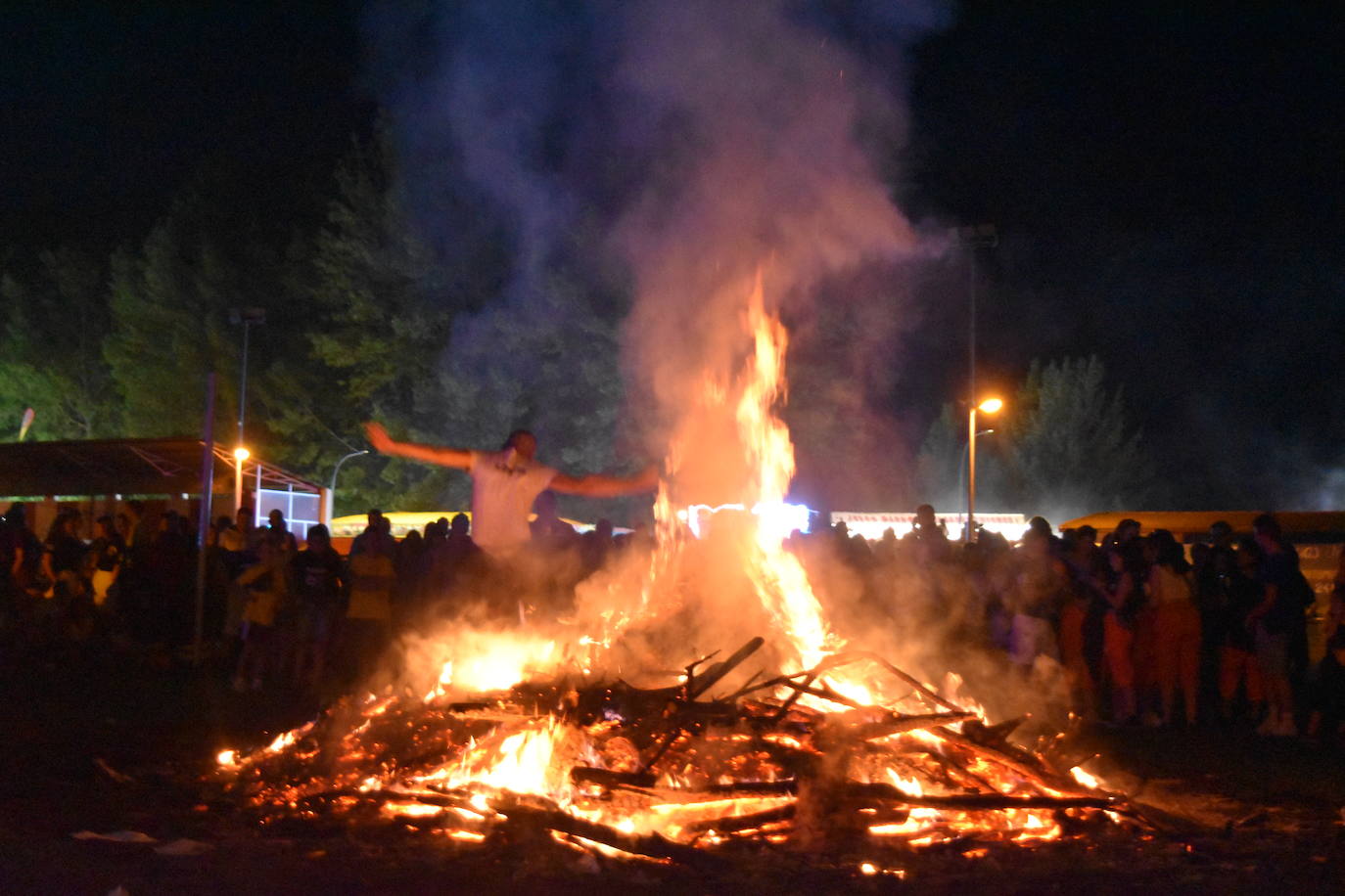 Aguilar vibra con la procesión de antorchas y la hoguera