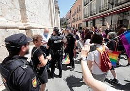 La Policía Nacional media entre los asistentes a los dos actos.