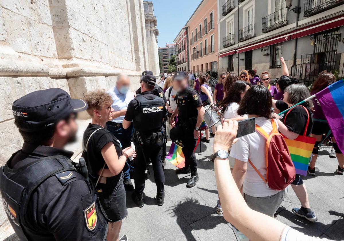 La Policía Nacional media entre los asistentes a los dos actos.