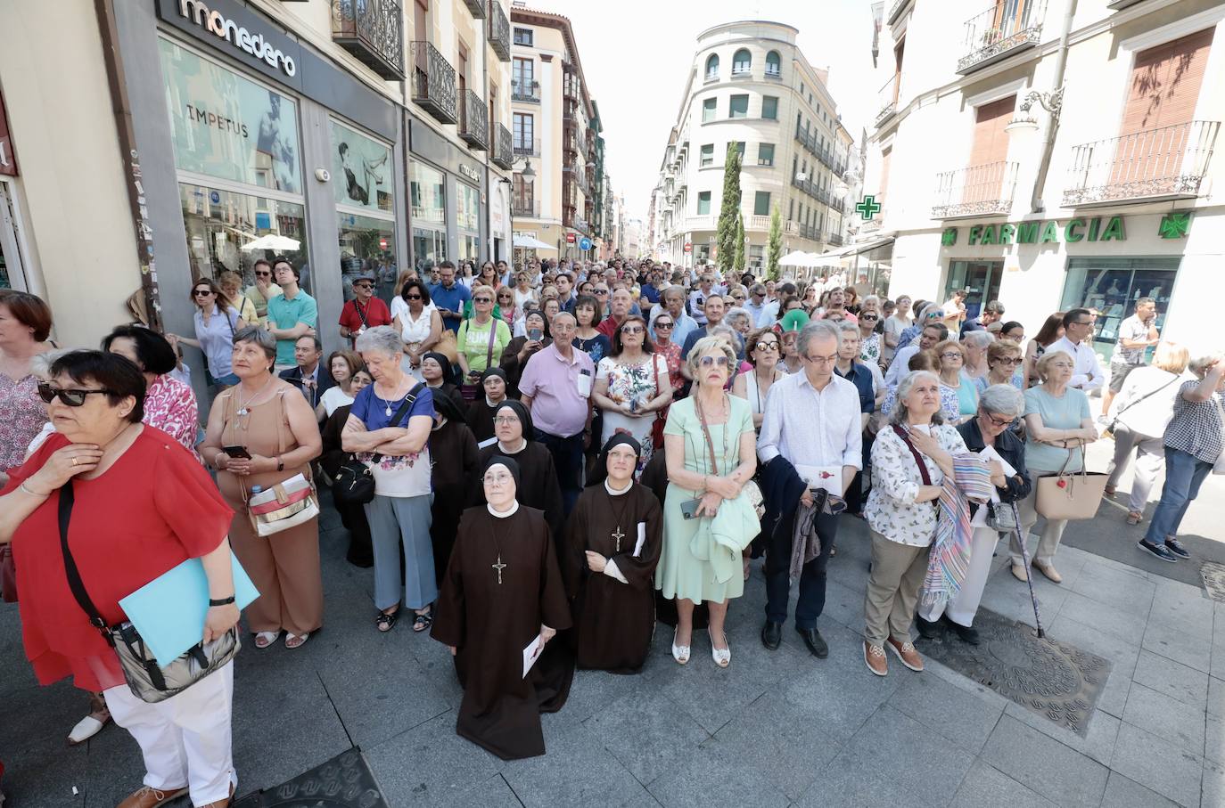 Decenas de personas se congregaron en la calle Cascajares para observan la bendición a la ciudad impartida desde lo alto de la torre de la Catedral por el arzobispo Luis Argüello.