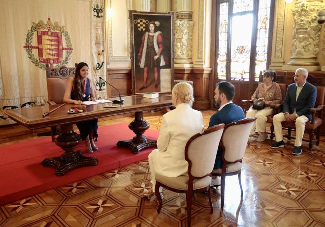 La concejala oficiante, los contrayentes y los testigos, en el Salón de Recepciones del Ayuntamiento.