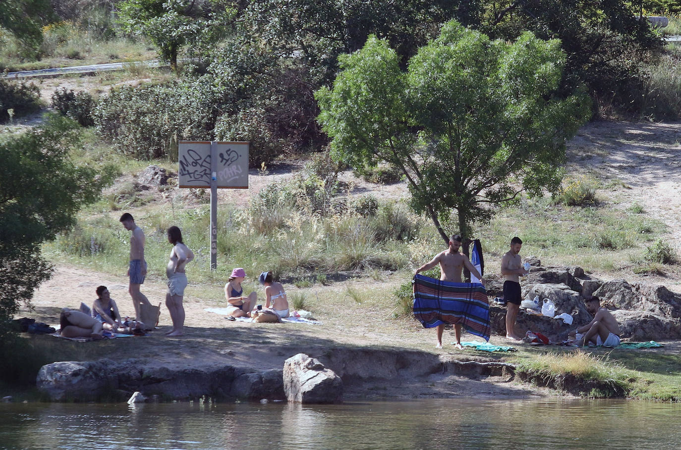 Primeros baños del verano en el Pontón y en La Panera