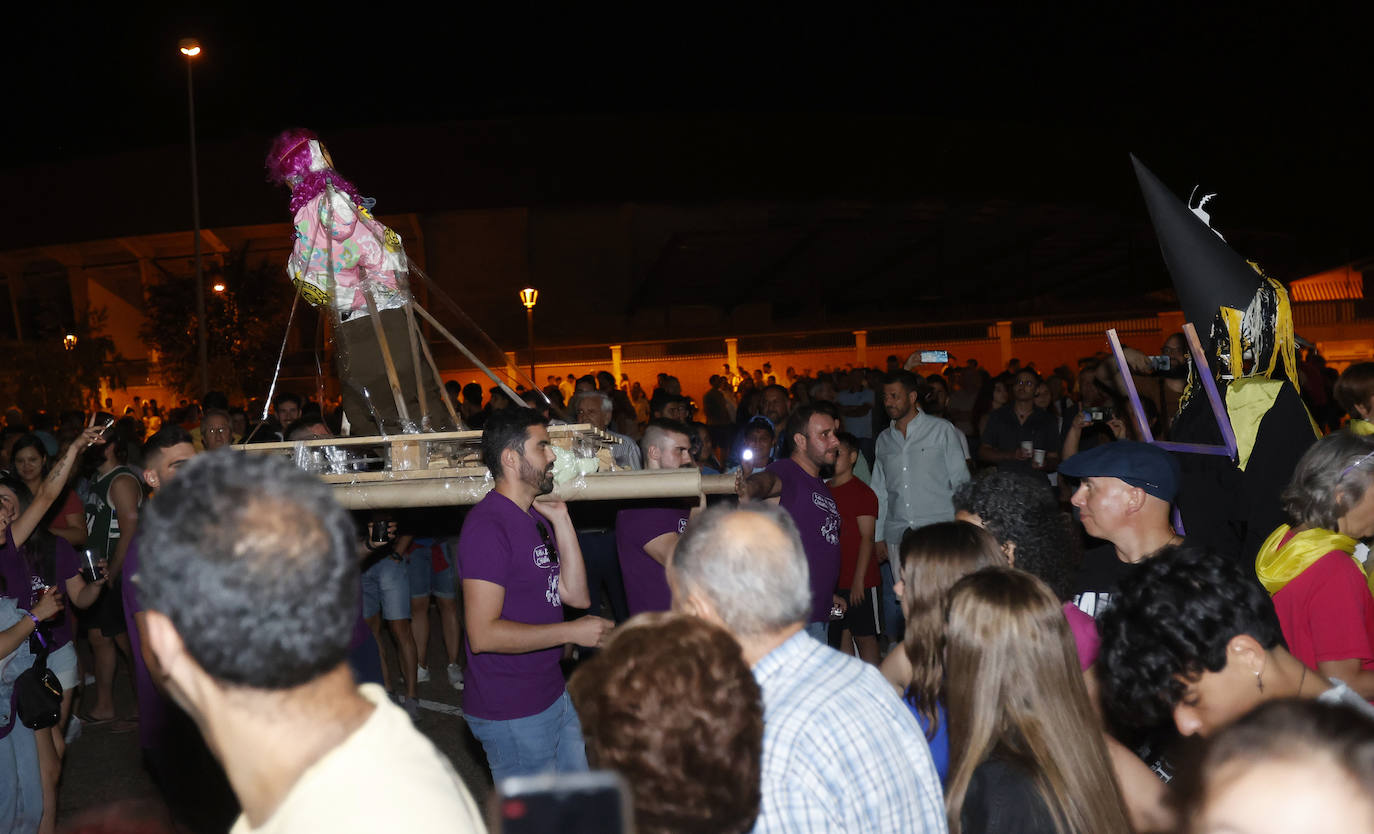 Los palentinos celebran San Juan alrededor de la hoguera