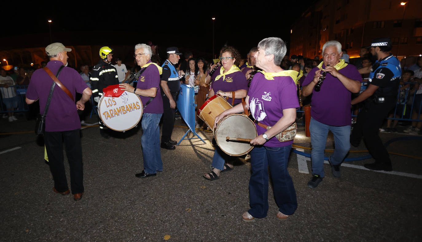 Los palentinos celebran San Juan alrededor de la hoguera