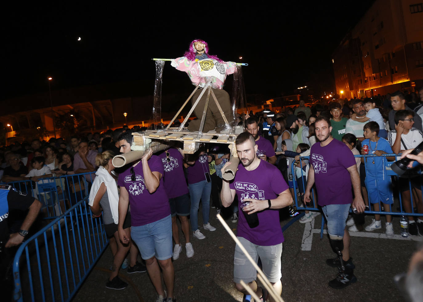 Los palentinos celebran San Juan alrededor de la hoguera