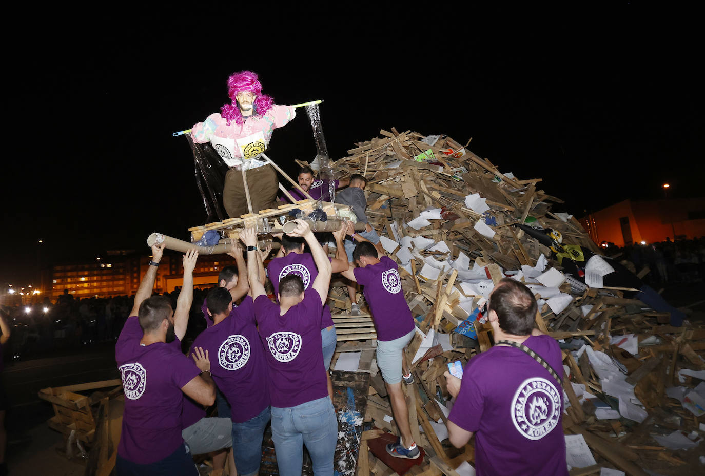 Los palentinos celebran San Juan alrededor de la hoguera