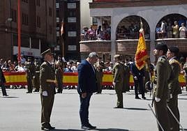 La solemne ceremonia para personal civil se desarrolló en la plaza del Ayuntamiento