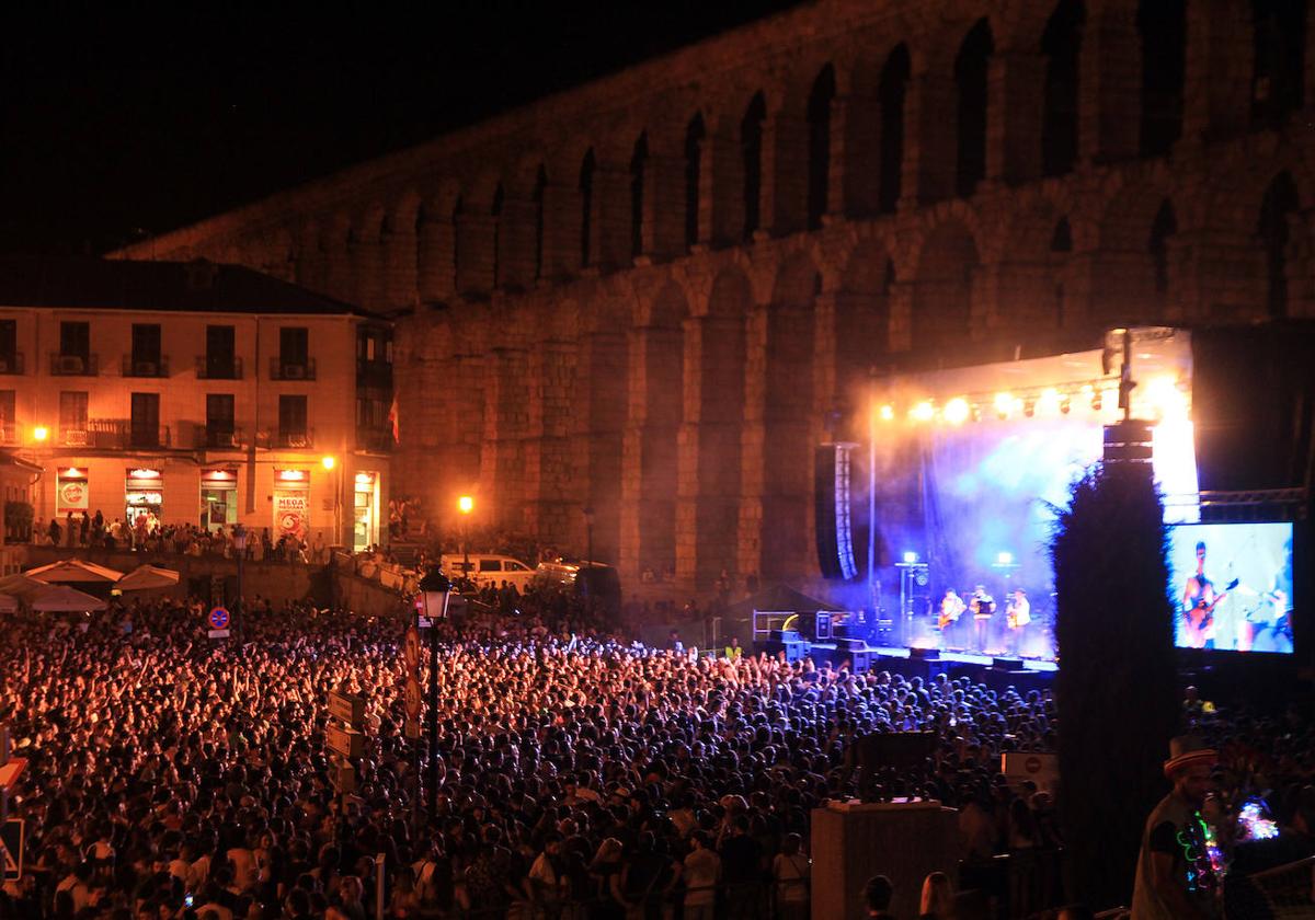 La M. O. D. A., durante su actuación este viernes a los pies del Acueducto de Segovia.