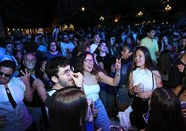Cientos de personas, en la Plaza Mayor, durante al actuación de La Huella.