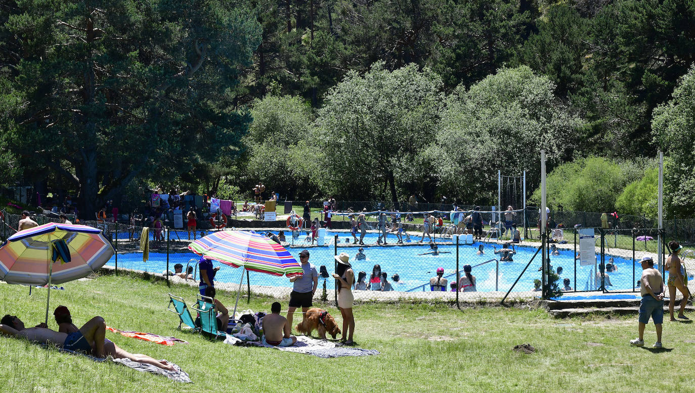 Primeros baños del verano en el Pontón y en La Panera