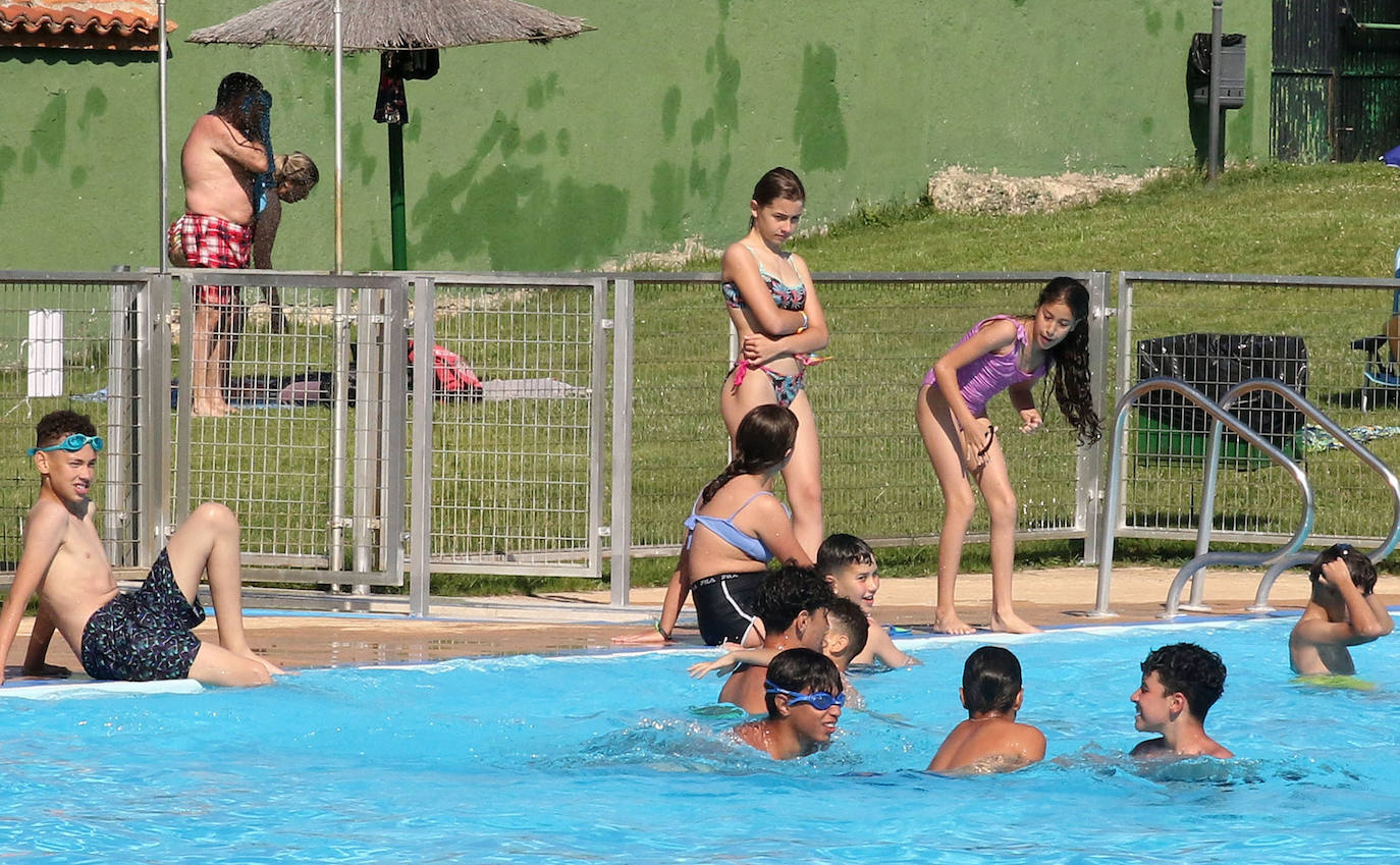 Primeros baños del verano en el Pontón y en La Panera