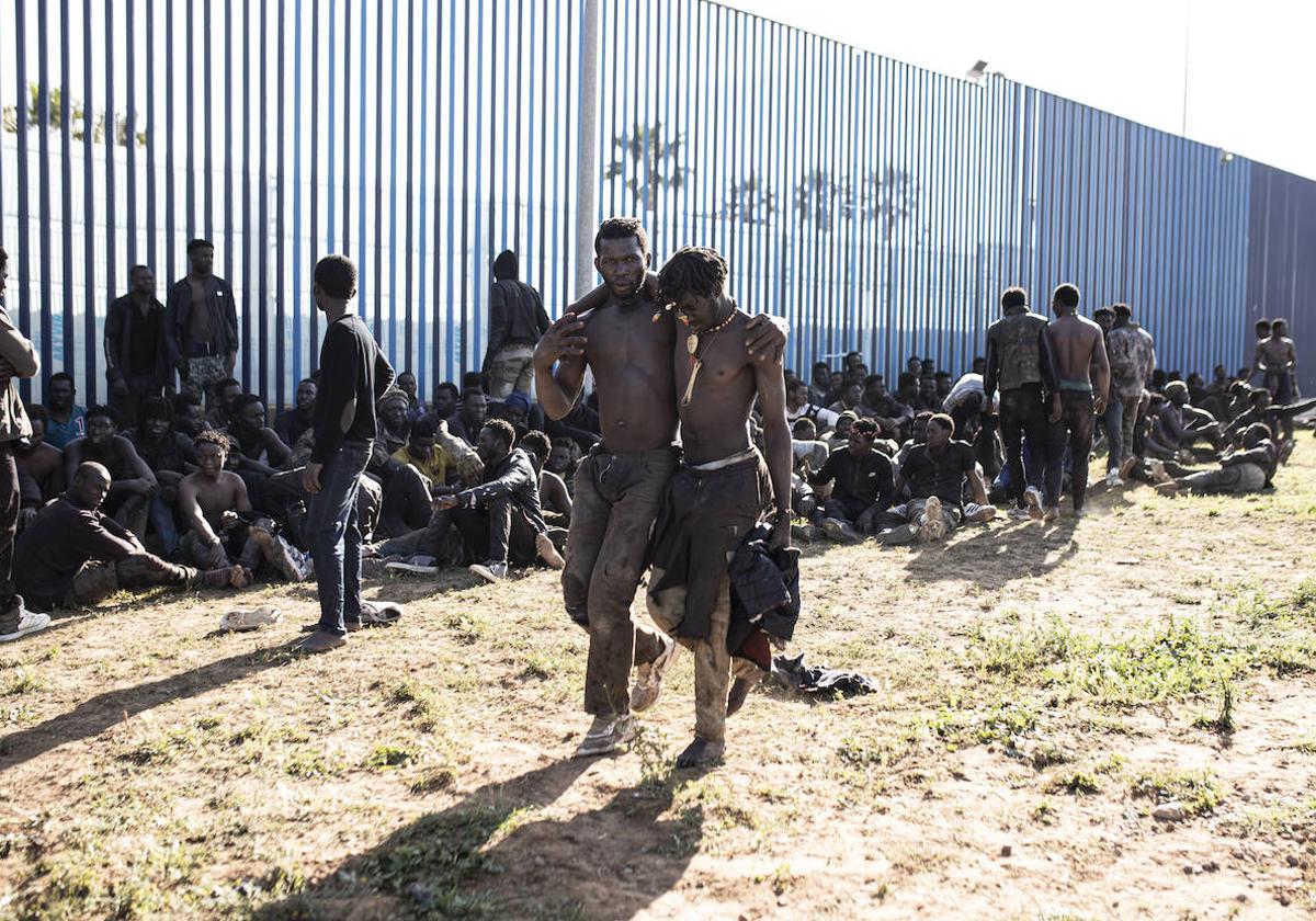 Los inmigrantes, junto a la valla de Melilla.