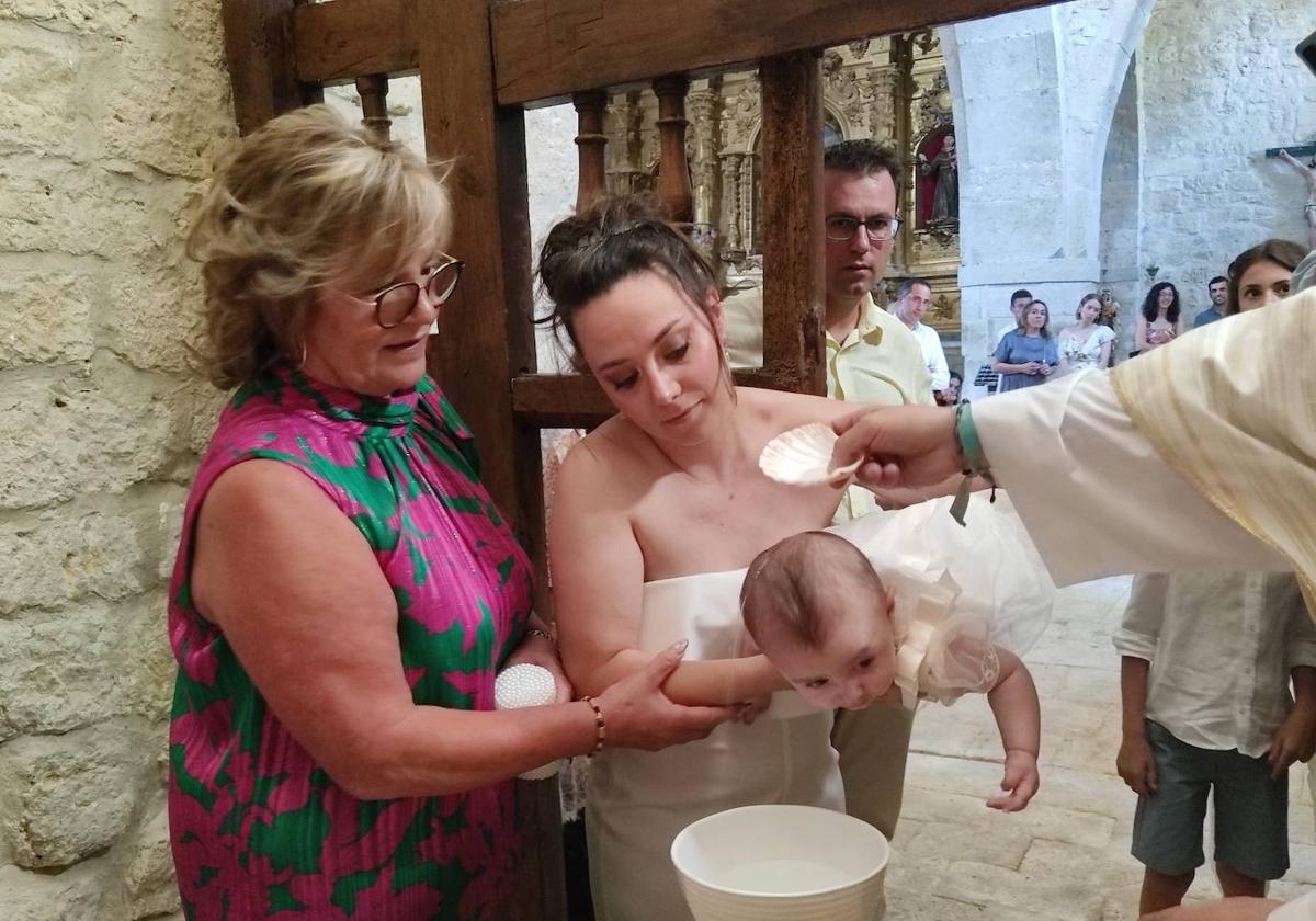 El pequeño Andrés recibe el bautismo en el templo de Torrecilla de la Torre.