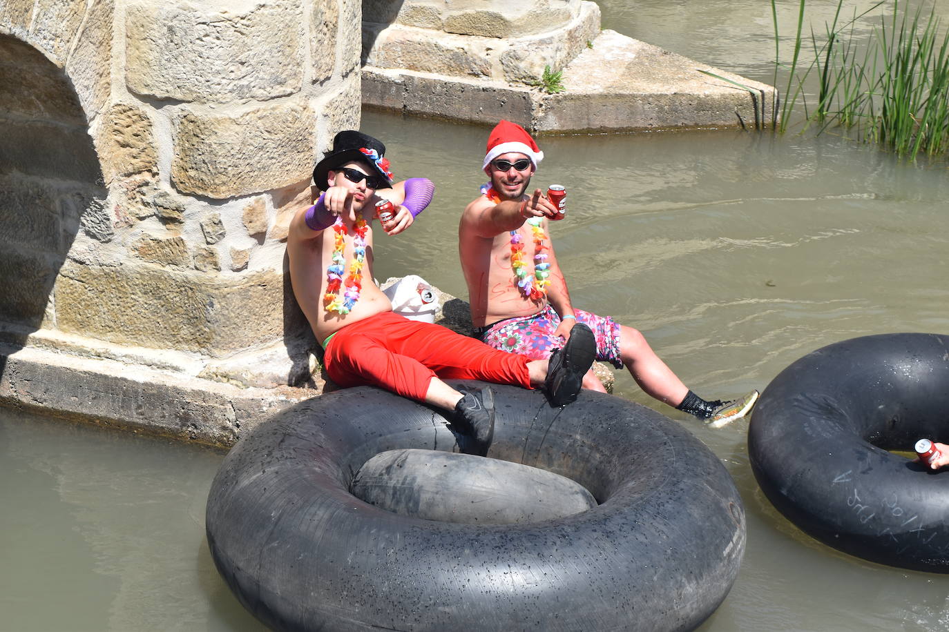 Un centenar de bañistas participa en el descenso de cámaras de Aguilar