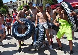 Un centenar de bañistas participa en el descenso de cámaras de Aguilar