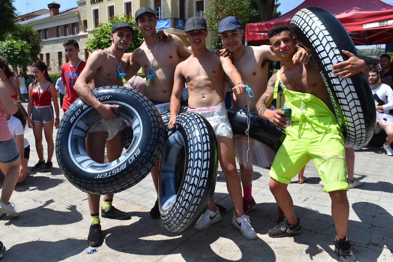 Un centenar de bañistas participa en el descenso de cámaras de Aguilar