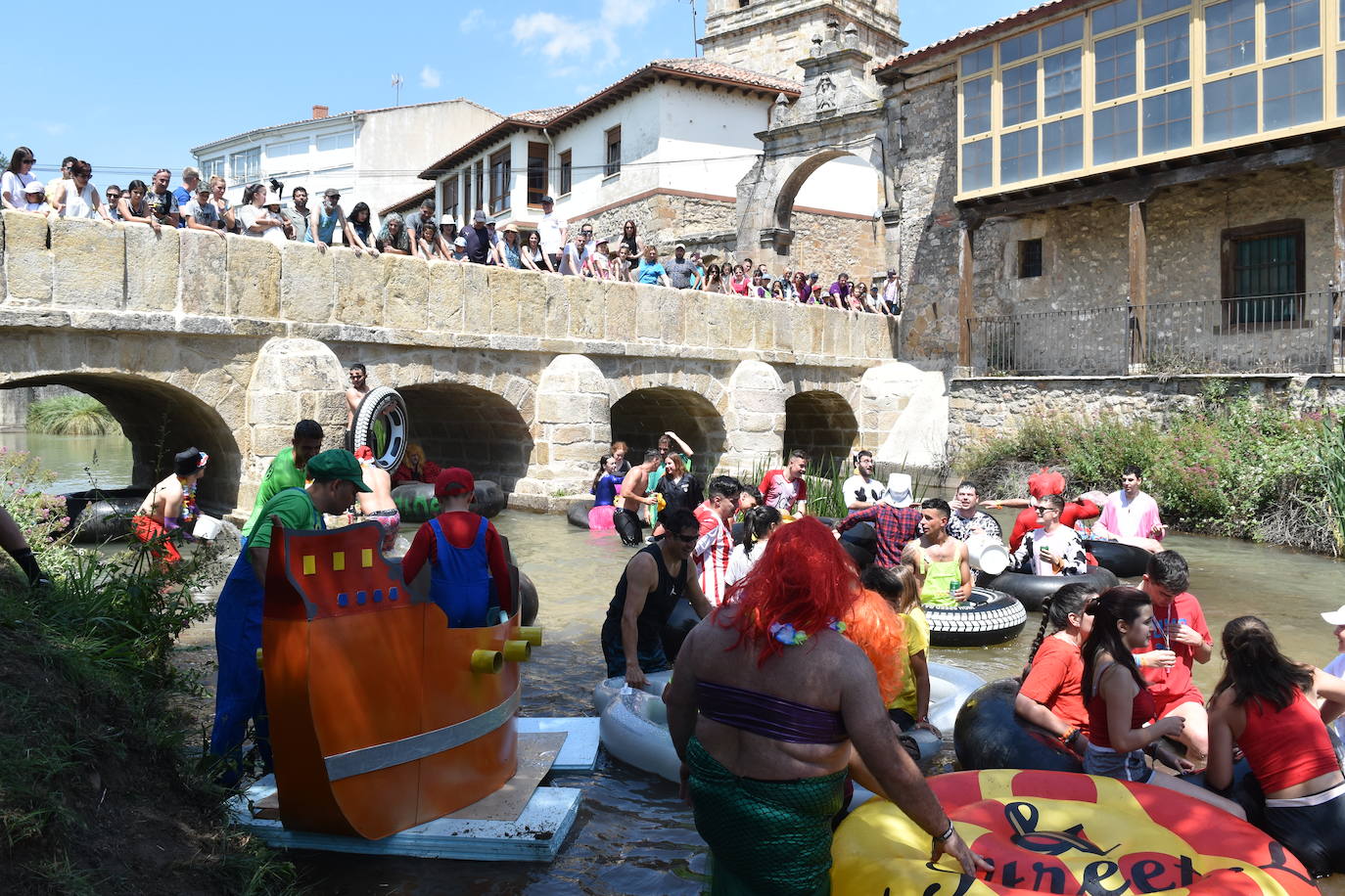 Un centenar de bañistas participa en el descenso de cámaras de Aguilar