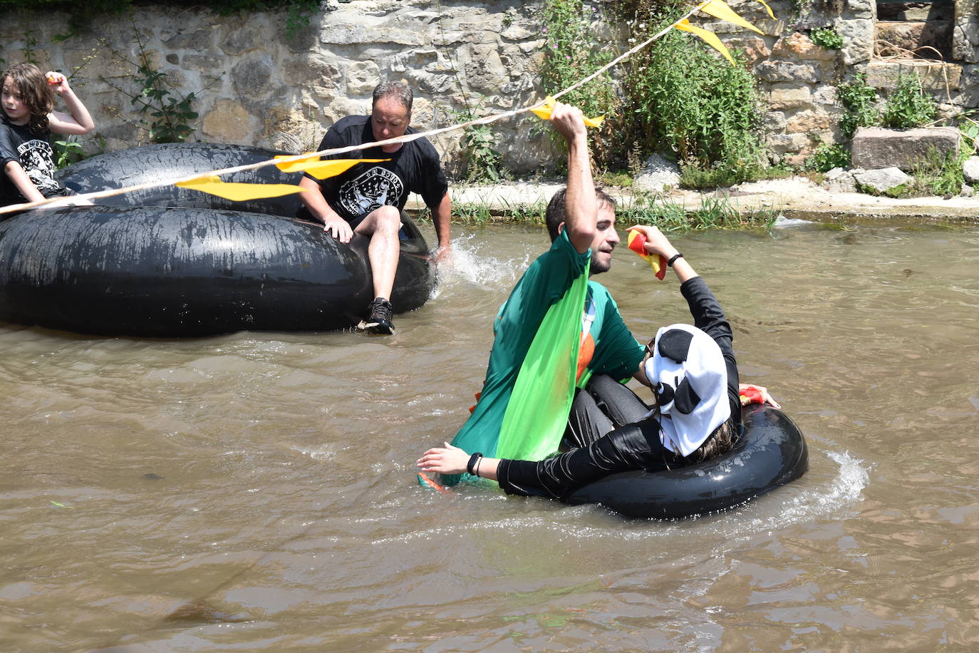 Un centenar de bañistas participa en el descenso de cámaras de Aguilar