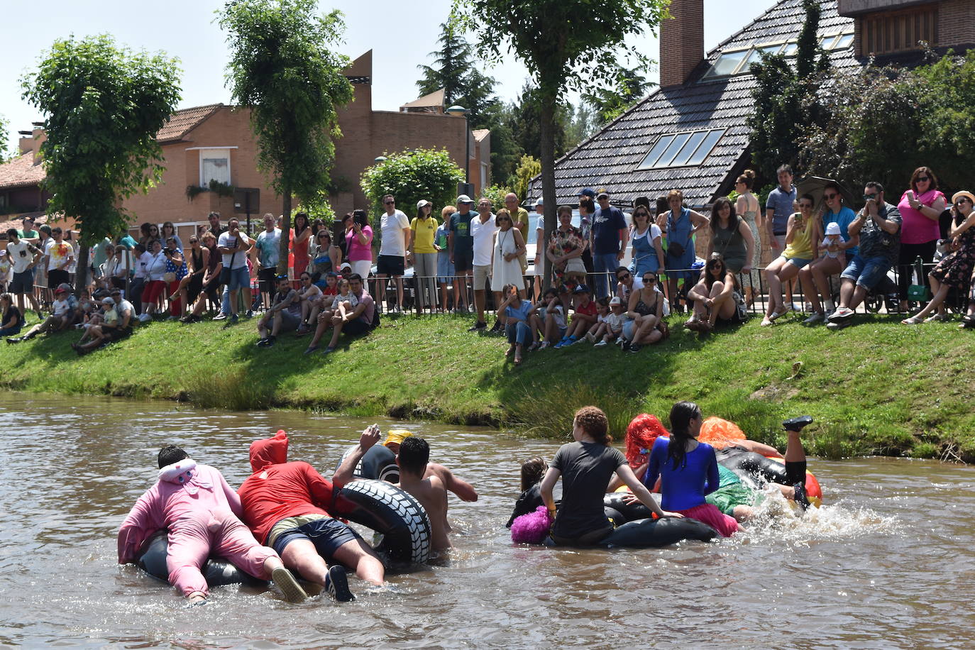 Un centenar de bañistas participa en el descenso de cámaras de Aguilar