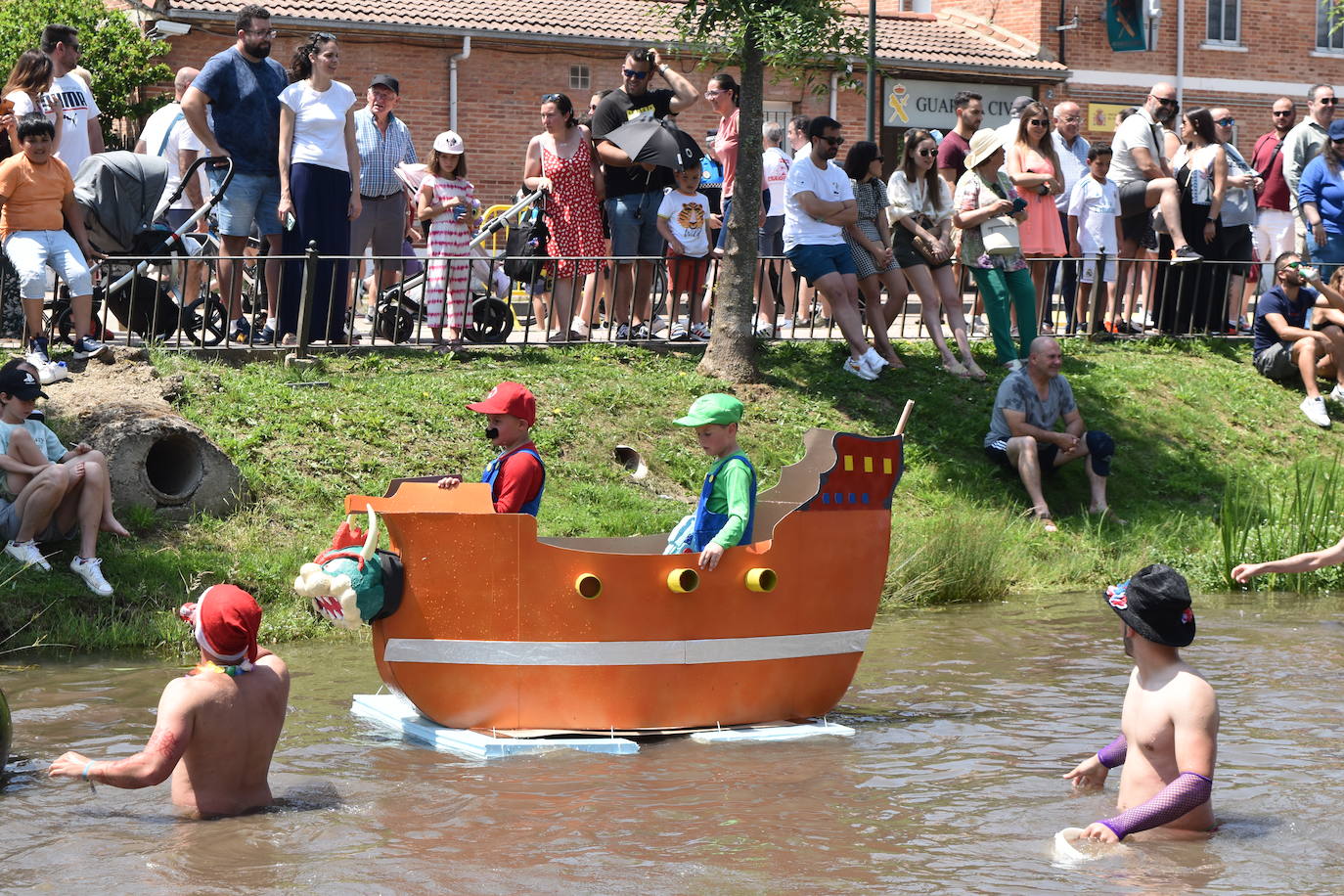 Un centenar de bañistas participa en el descenso de cámaras de Aguilar