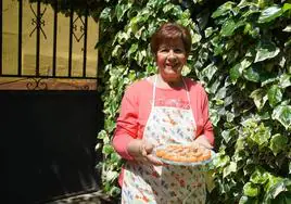 Pauli en el jardín de su casa en San Román de Hornija, con sus deliciosos huesecillos