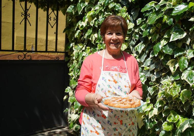 Pauli en el jardín de su casa en San Román de Hornija, con sus deliciosos huesecillos