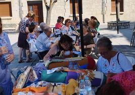 Las bolilleras se dieron cita en la Plaza Mayor de Villanubla