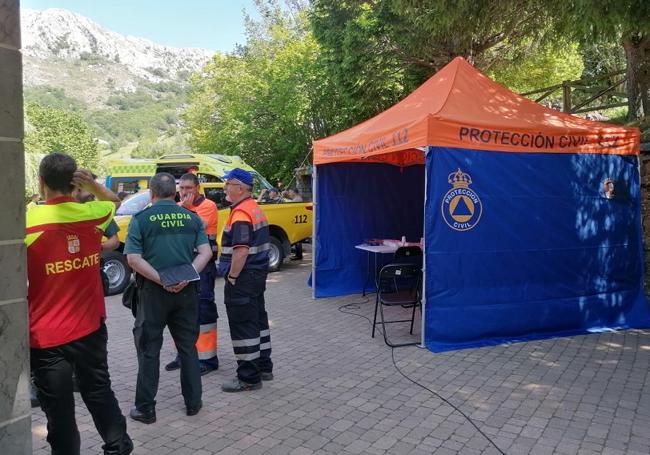 El dispositivo que se organizó en el exterior de la cueva.