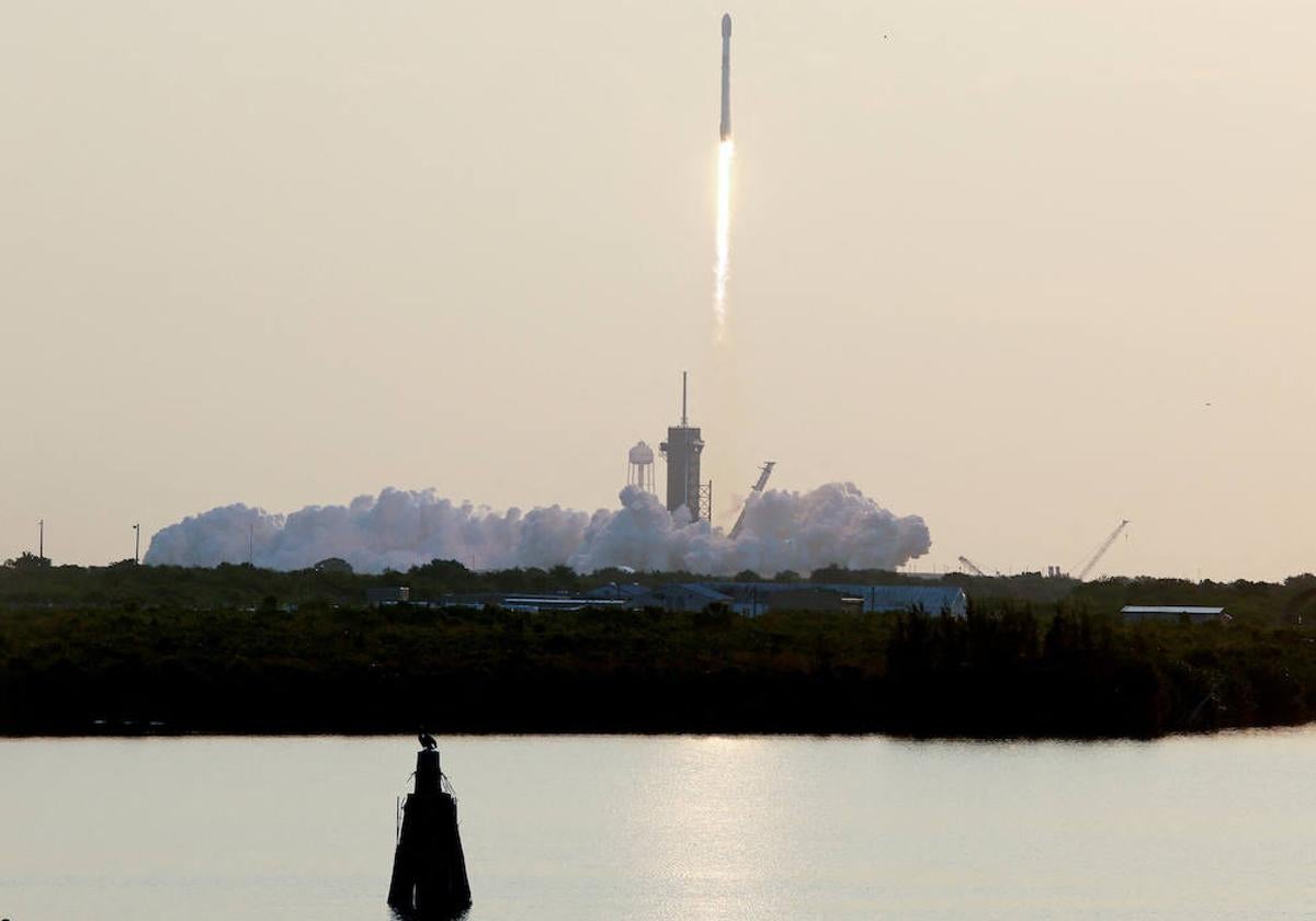 Lanzamiento del cohete Falcon 9 de SpaceX con el que se ponen en órbita los satélites de Starlink.