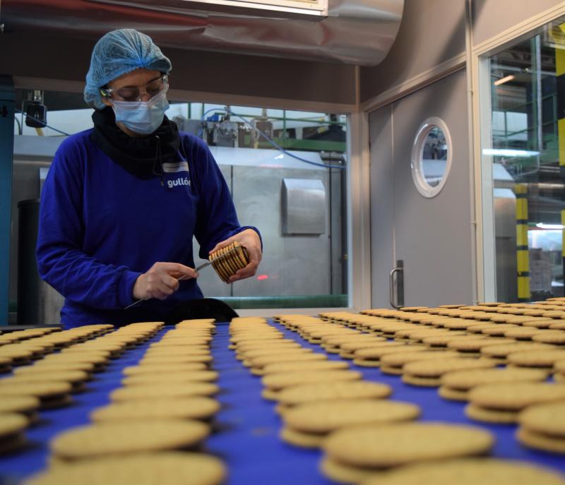 Una trabajadora supervisa la producción de galletas en la fábrica de Gullón en Aguilar de Campoo.