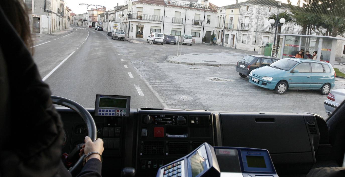 Un autobús que cubre una ruta de transporte a la demanda entra en un pueblo de Valladolid.