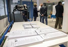 Papeletas en una mesa durante las elecciones municipales del 28 de mayo.