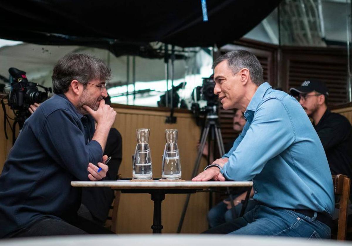 Pedro Sánchez con Jordi Évole durante la entrevista.