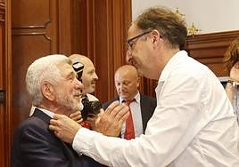 José Antonio Arija, diputado desde 1991, y el exalcalde de Palencia Alfonso Polanco se abrazan tras dejar ambos su cargo en la Diputación este lunes.