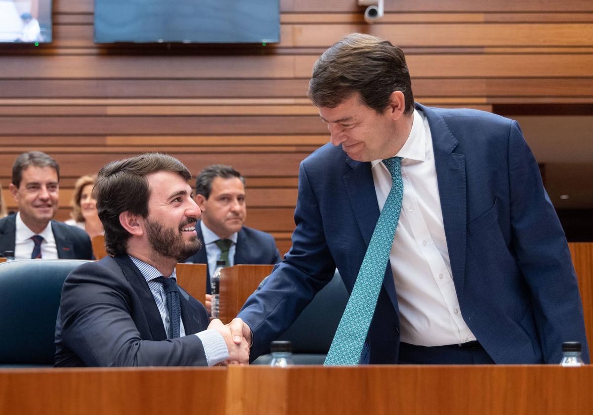 Juan García-Gallardo (Vox) saluda a Alfonso Fernández Mañueco (PP) al empezar el Pleno de las Cortes de Castilla y León.