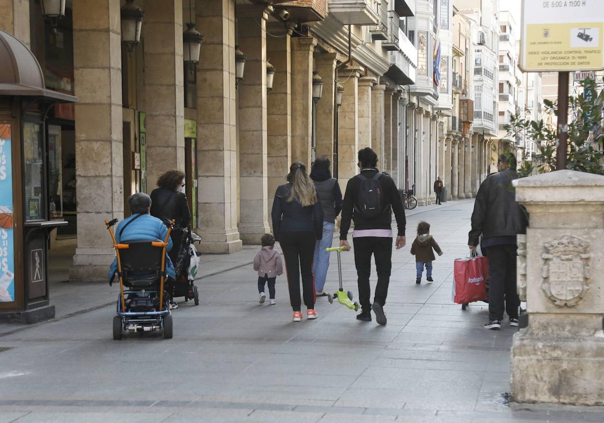 Varias personas transitan por la Calle Mayor, a la altura de los Cuatro Cantones.