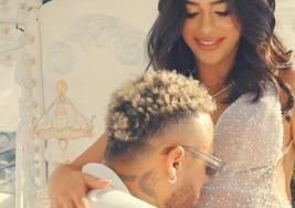 Neymar besa la tripa embarazada de su novia Bruna Biancardi.